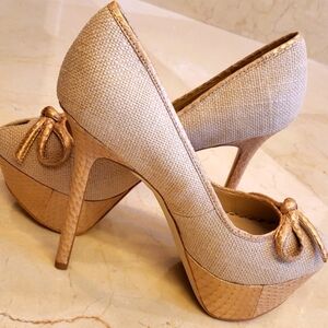 Beautiful Bebe Lorena textured platform heel in natural hue, Sz 8